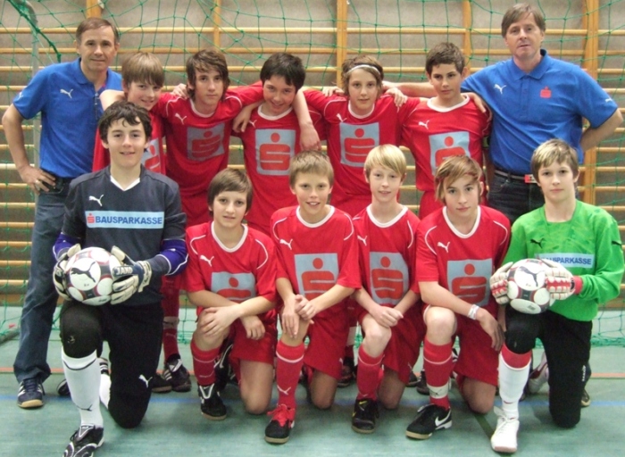 BG Lerchenfeld 5.Platz beim Bundesfinale sowie 'Fair Play' Preis! Im Bild stehend vlnr.: Betreuer Mag. Otto Dolinsek, Thomas Wallner, Martin Freitag, Philipp Gatti, Markus Druml, Matthias Arnold und Betreuer Mag. Walter Pressinger. Hockend vlnr.: Mathias Raspotnig, Thomas Wallner, Stefan Hamers, Patrick Nagele, Philipp Bradatsch und Maxi Scherling.