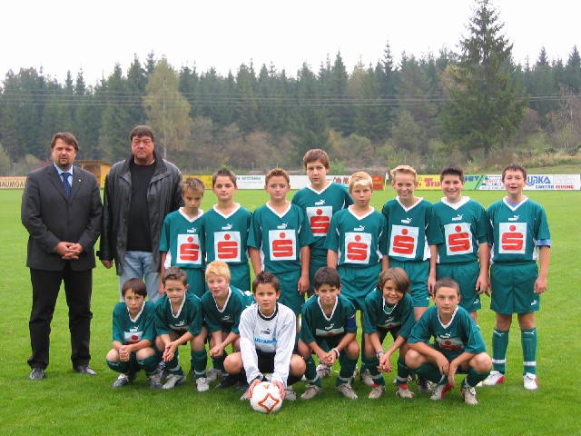 Hr. Alex BRUNNER, Leiter der Geschftsstelle Villach mit Betreuer HOL Willi KANDUTH und der Arnoldsteiner Mannschaft